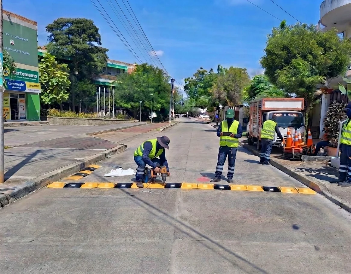 Cuatro trabajadores colocando reductores de velocidad