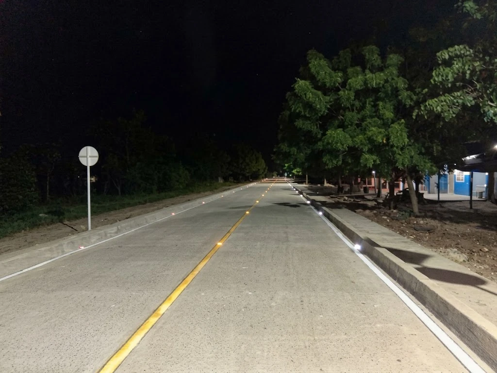 Carretera con señalización horizontal de noche