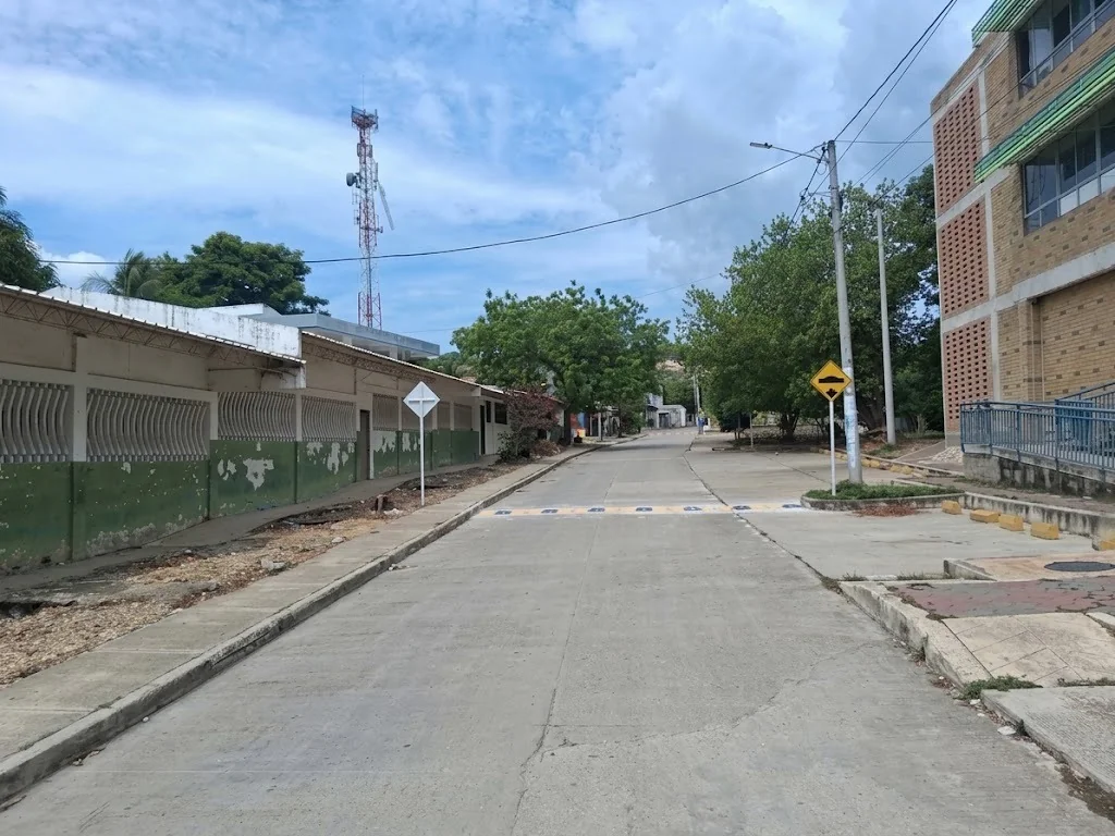 Vía con reductores de velocidad instalados vistos desde la distancia