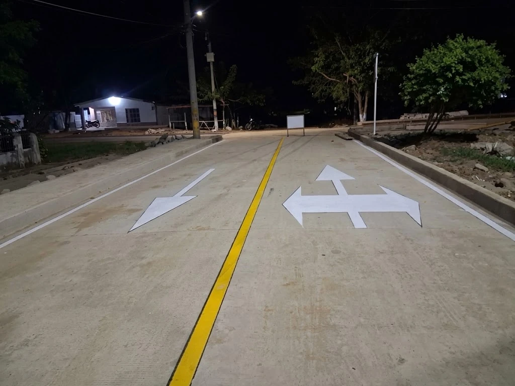 Flecha demarcada en la calzada