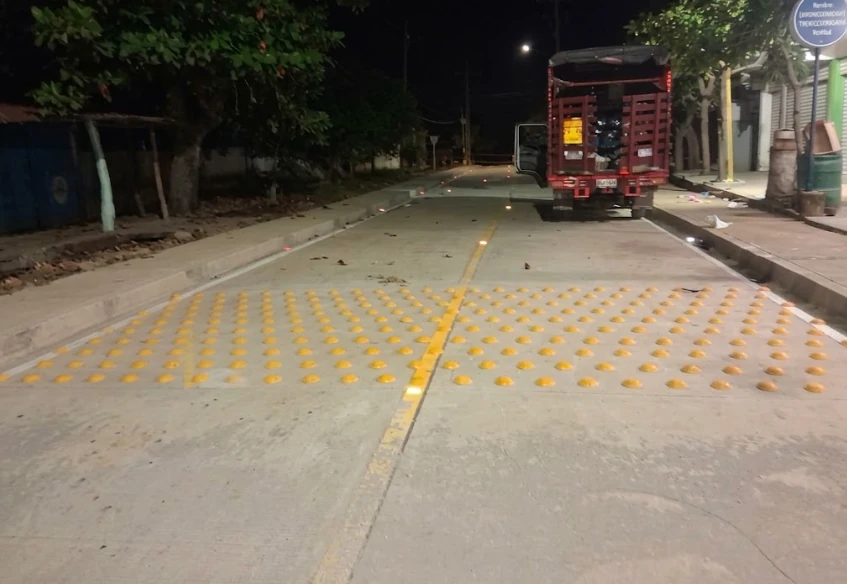 Estoperoles plásticos instalados en la vía