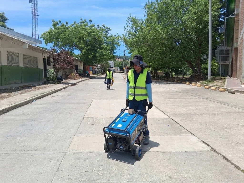 Trabajador cargando el generador de energía