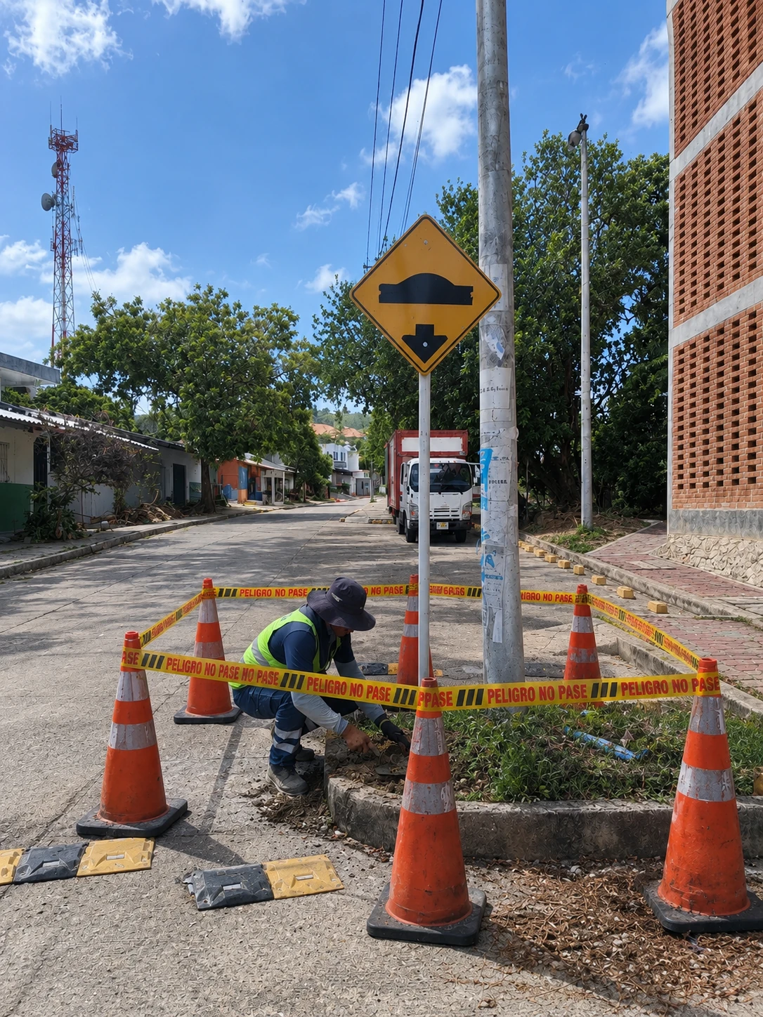Trabajador colocando una señal de tránsito